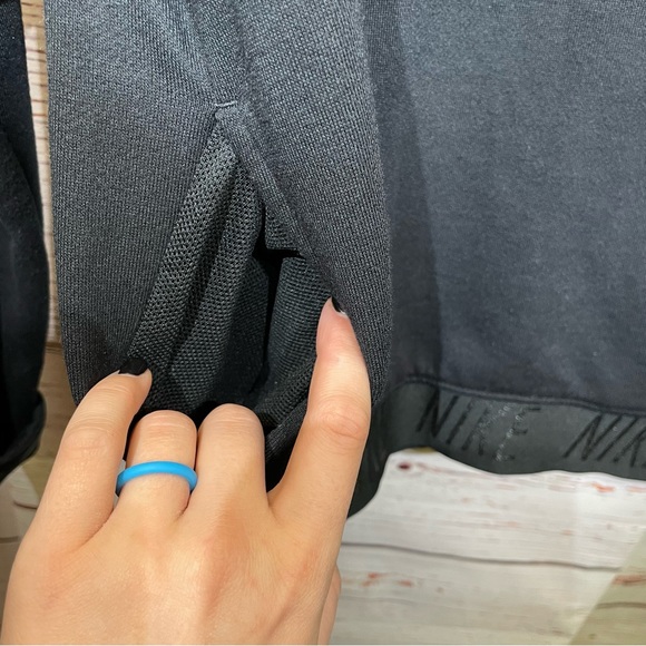 Nike Dri-Fit Women's Black Crewneck Pullover with Pockets - size XS - Picture 3 of 6